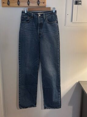 Levi's size 28 ribcage straight jeans